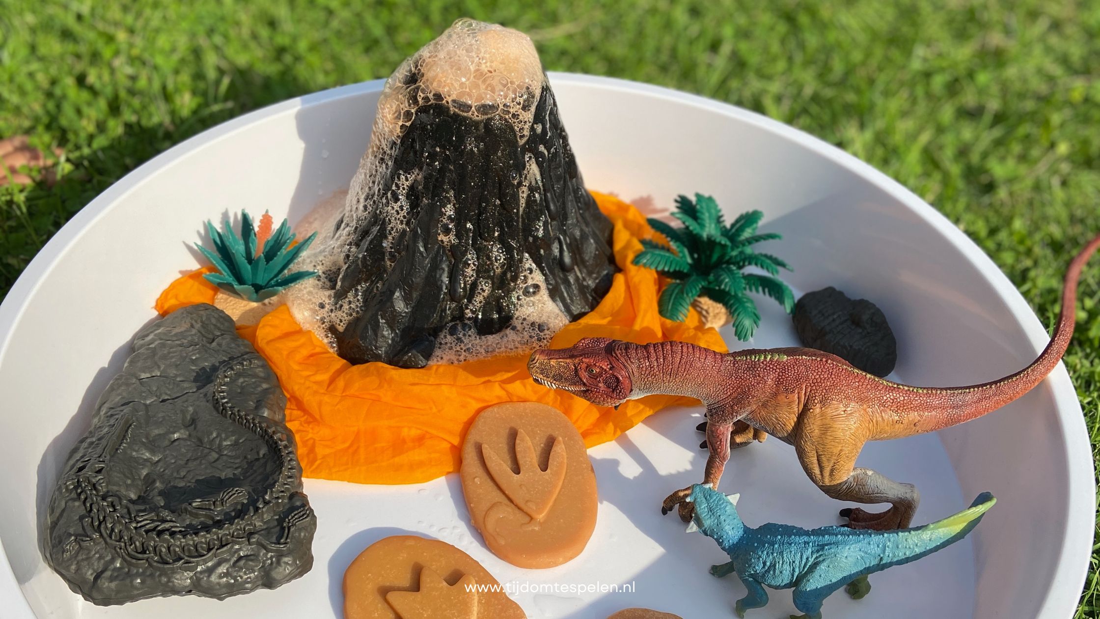 Inspire My Play tray, Yellow Door Vulcano & SensoryFizz