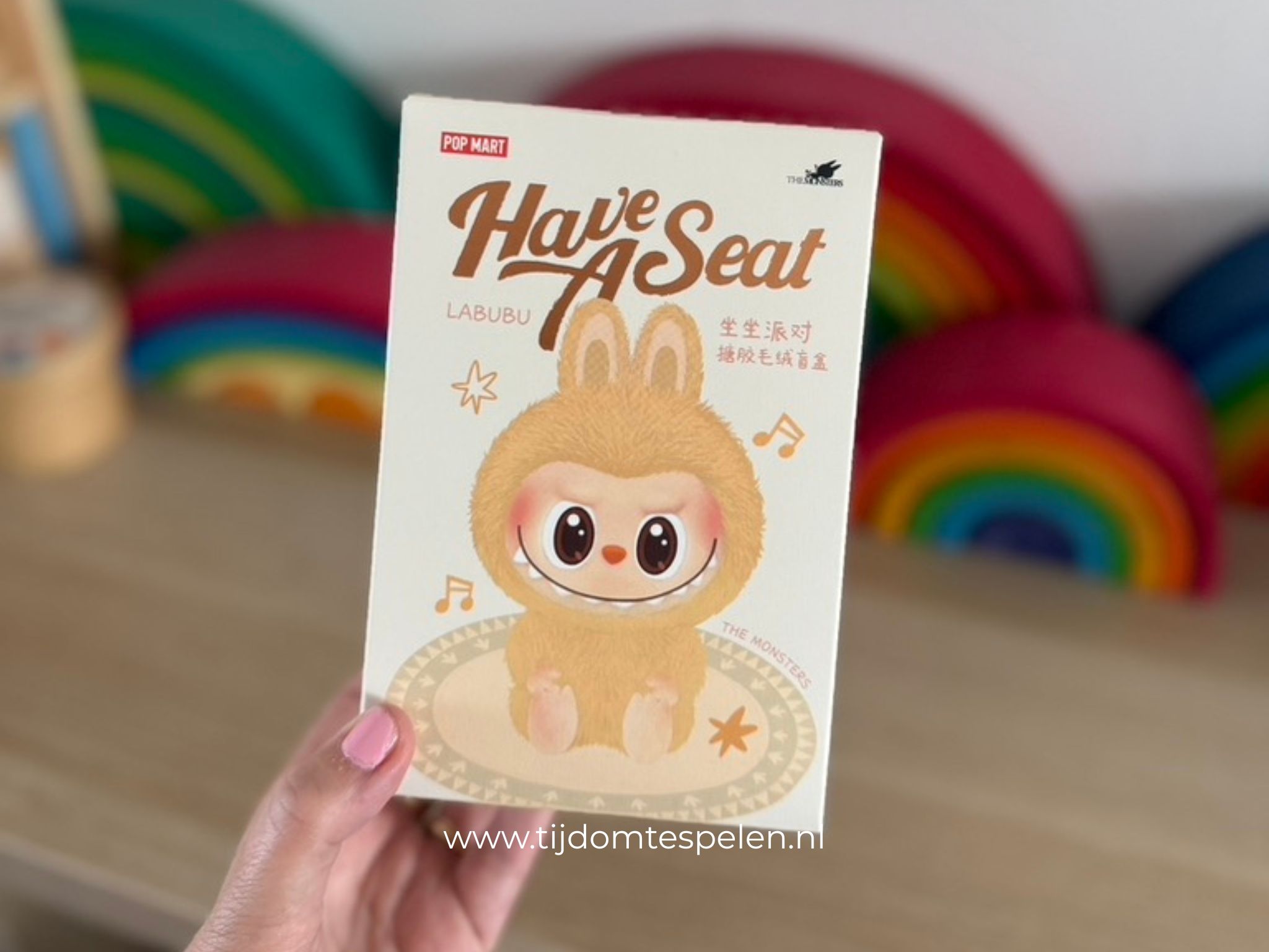 Labubu is hét speelgoedfenomeen waar jongvolwassenen massaal voor in de rij staan. Maar wat is Labubu eigenlijk?