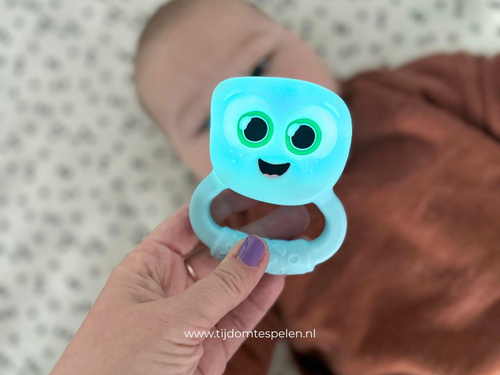 Zo helpt de Glo Pals Light-Up Rattle je baby spelenderwijs ontdekken