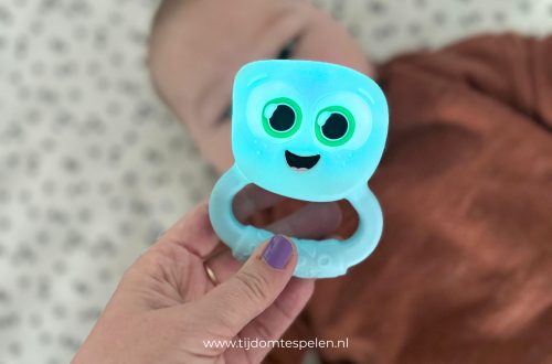 Zo helpt de Glo Pals Light-Up Rattle je baby spelenderwijs ontdekken