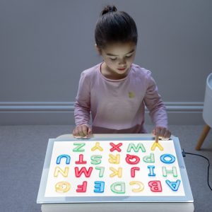 TickiT Doorzichtige gekleurde letters in hoofdletters bij TijdOmTeSpelen.nl